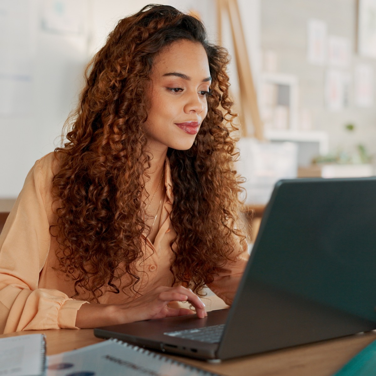Schwarze Frau, Dokumente oder Arbeiten an der Laptop-Planung, kreative Forschung oder Datenanalyse für die Überprüfung des Marketing-Projektmanagements. Business, Tippen Corporate Bericht, Zeitplan oder SEO Kalender Agenda